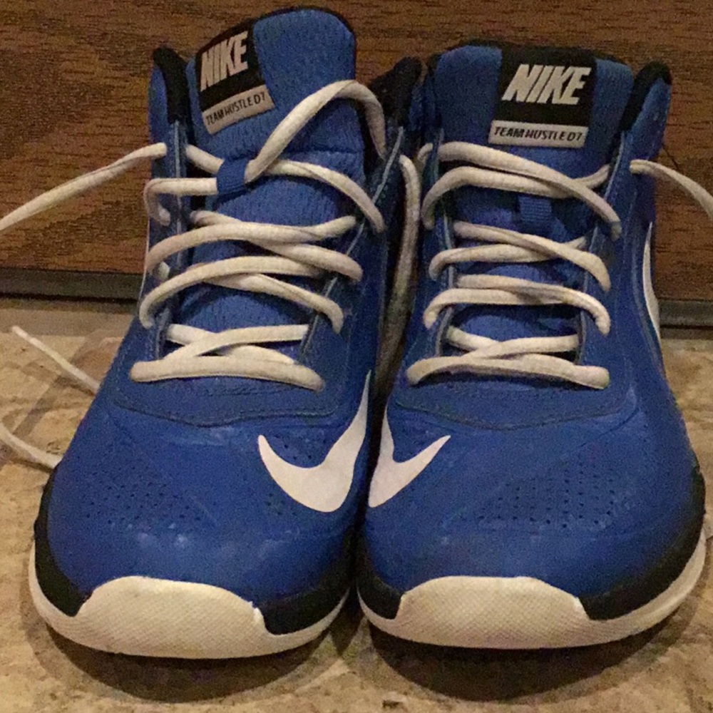 Nike Team Hustle D7 basketball sneakers